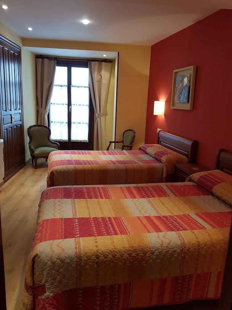 Hotel Rural La Plaza Caso Exterior photo